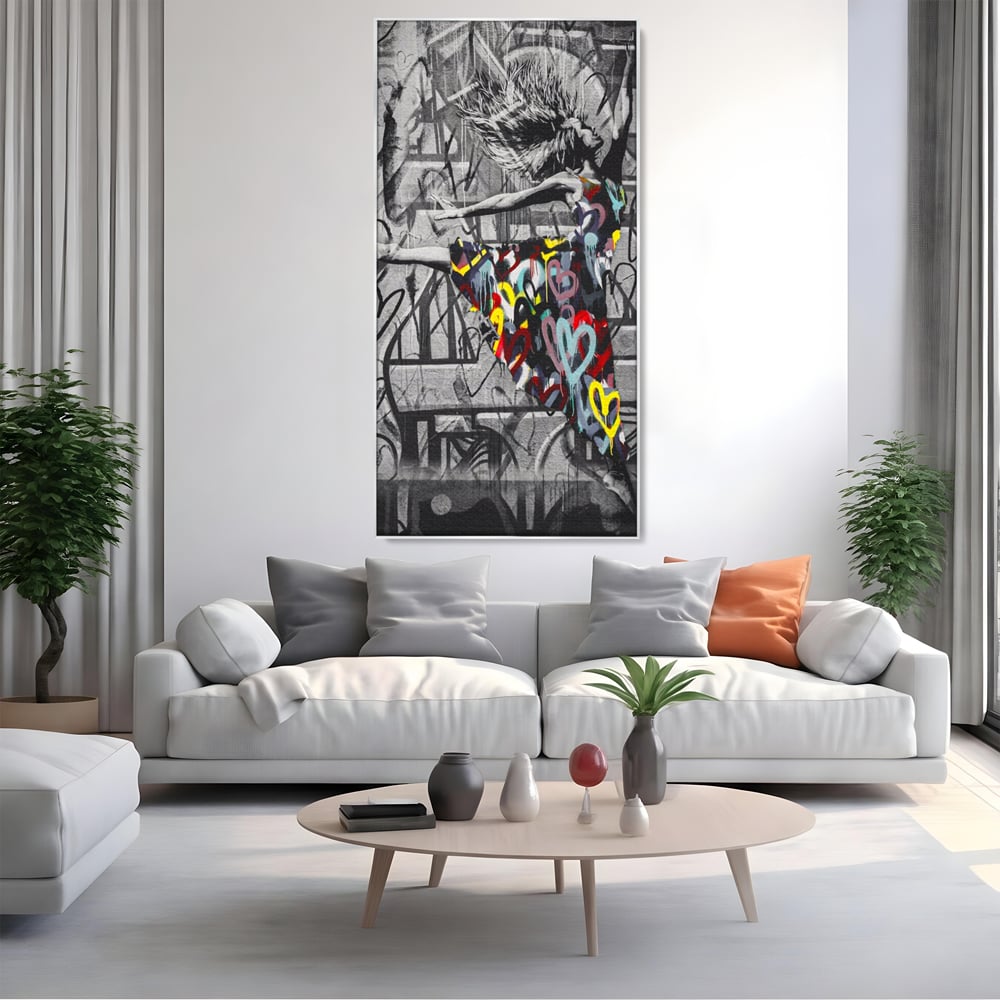 Tablou canvas cu tablou canvas cu dansatoare si graffiti, in rama de aluminiu argintiu, pe perete intr-un living